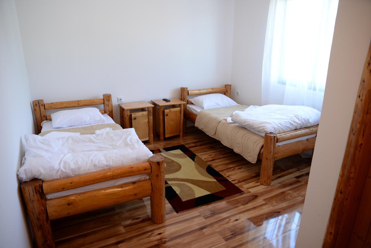 Motel Nacionalni Restoran Ognjiste Koruge Ngoại thất bức ảnh